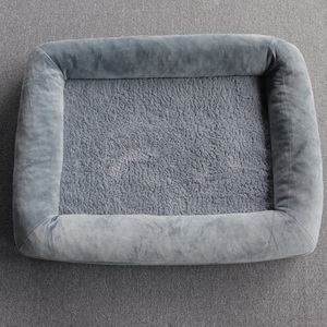Lit pour chat et chien durable et solide en tissu à motifs rectangulaires lavable en peluche douce pour animaux de compagnie du Vietnam - Product Image 1