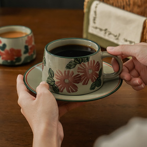 Juego de Taza y Platillo de Cerámica Rústica con Diseño Floral Vintage para el Té de la Tarde - Product Image 3