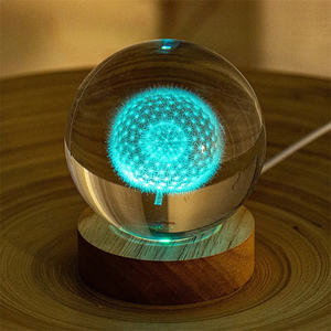 Système de globe solaire multicolore sculpté 3D nouveauté socle en bois ciel étoilé veilleuse LED boule de cristal - Product Image 3