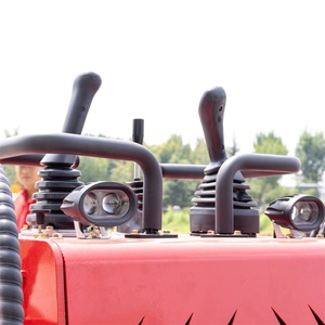 Minicargadora compacta sobre orugas con capacidad de carga de 450 kg y altura de trabajo de 2630 mm para trabajos en granjas avícolas y de huevos. - Product Image 4