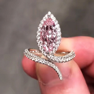 Anello di fidanzamento da donna Q921 con diamante rosa taglio marquise e accenti di diamanti bianchi, diamanti naturali colore D - Product Image 3