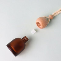Logo personnalisé vide 10ml bouteille de parfum en verre coloré désodorisant de voiture bouteille diffuseur suspendu avec couvercle en bois