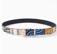 Ce ceinture patchwork accrocheur présente des textures mélangées léopard, zèbre et à pois en alliage de zinc, associé à une boucle ardillon élégante en argent, audacieuse.