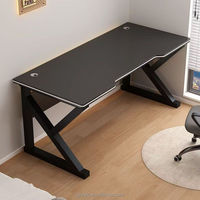 Bureau d'ordinateur confortable pour des jeux simples pour les étudiants écrivant dans la chambre à coucher ou au bureau