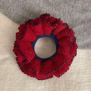 Élastiques à cheveux colorés faits main au crochet, en tissu de laine doux, plissés et à volants, élégants, pour queue de cheval, pour fille - Product Image 4