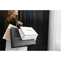 Venta al por mayor de boda de lujo bolsa de embalaje de regalo de logotipo personalizado a granel simple cinta de embalaje de ropa pequeña de compras de papel bolsa de regalo
