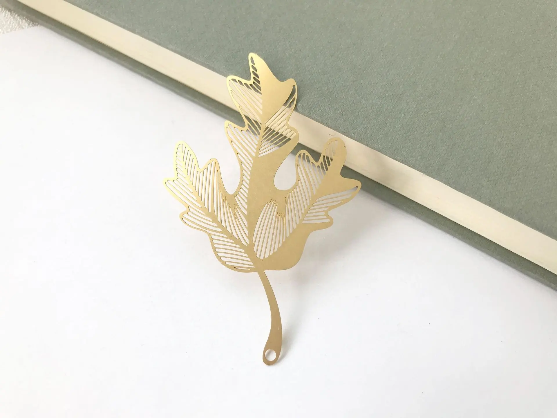 Wholesale high quality cheap custom design leafs logo gold plated classical bookmark for book