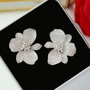 Pendientes de flor de lirio para mujer, diseño floral, accesorios para las orejas de uso diario - Product Image 4