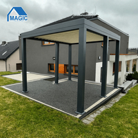 Pergola moderne en aluminium à lames réglables motorisées, revêtement poudré, pour jardin, patio, cour et salon extérieur