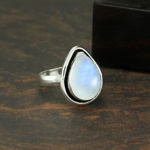 Bague en argent sterling 925 avec pierre de lune arc-en-ciel, taille poire, sertie clos, style vintage, unisexe, pour usage quotidien - Product Image 6