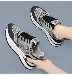Nouvelle Arrivée Chaussures de Sport Décontractées Classiques à Lacets pour Femmes Respirantes Blanches Baskets de Course Semelle en Maille Tige en Tissu Haute Qualité - Product Image 1