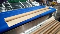 Machine d'étiquetage de drapeaux en tissu textile de 1,6 m avec étiquettes en rouleau