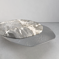 Table basse de luxe en marbre veiné naturel avec piétement argenté finition craquelée, modèle Dream Home