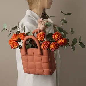 गृह सजावट कृत्रिम फूल सजा Vases आधुनिक मिट्टी के डिजाइनर प्यारा बैग आकार आभूषण हैंडबैग सिरेमिक गुलदस्ते
