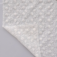 OEM personnaliser blanc évider dentelle brodée floral dentelle tissu de broderie pour robe de dame
