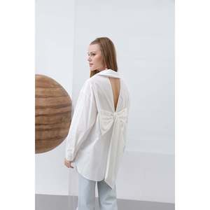 เสื้อเชิ้ตผู้หญิงทรงสวยหรู สีเอครู ผูกโบว์ด้านหลัง ผลิตจากผ้าเนื้อบางเบา เหมาะสำหรับใส่ทำงานและใส่ลำลอง - Product Image 1