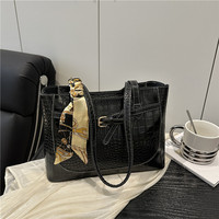 Sac fourre-tout en PU texture crocodile pour femme avec foulard en soie décoratif, grande capacité, sac à bandoulière pour le bureau et usage quotidien