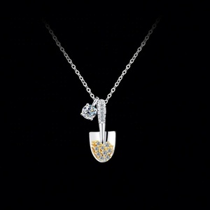 Collier en argent sterling S925 plaqué or véritable avec petite pelle en moissanite - Product Image 6