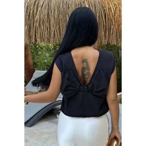 Blusa sin Mangas Negra Arelia para Mujer con Elegante Detalle de Lazo - Product Image 1