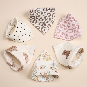 Bavoir triangulaire transfrontalier pour bébé, en gaze quatre couches absorbante, 100% coton, motif dessin animé, anti-régurgitation - Product Image 1