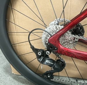 Bicicleta de Carretera de Fibra de Carbono 700C, <span class=keywords><strong>Shimano</strong></span> 105 R7120, 24 Velocidades, Freno de Disco Hidráulico, Cuadro Ligero para Carreras, Pedal Ordinario, 8.5 kg - Product Image 5