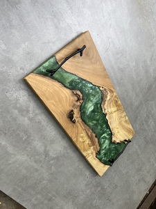 Plateau de service en bois massif à bord vif naturel de la marque LAMA EPOXY avec résine époxy rivière, taille personnalisée, fait à la main, décoration d'intérieur - Product Image 3