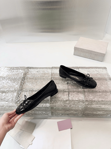 รองเท้าส้นเตี้ยหัวเหลี่ยมประดับโบว์เพชร หนังสีดำเงา ยี่ห้อ Jimmying สำหรับผู้หญิง สวมใส่สบาย เหมาะสำหรับใช้ในชีวิตประจำวัน  ใส่ได้หลากหลายโอกาส - Product Image 5