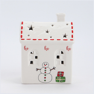 Porte-bougie de Noël festif en céramique blanche - Motif bonhomme de neige et cadeau avec découpes en étoile, Décoration de <span class=keywords><strong>maison</strong></span> pour les fêtes. - Product Image 1