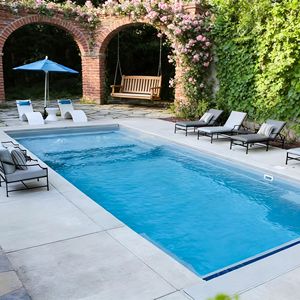 Bordure de piscine en pierre naturelle, grand pont en bois rustique, piscine en fibre de verre étanche - Product Image 1