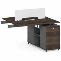 Poste de travail modulaire pour employés avec plateau de bureau aspect bois foncé, panneau latéral gris, rangement latéral et gestion des câbles pour bureaux