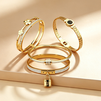 Ensemble de 4 bracelets tendance pour femme en acier inoxydable plaqué or 18 carats, avec fermoir trèfle à quatre feuilles et incrustations de strass en cristal, cadeau superposé