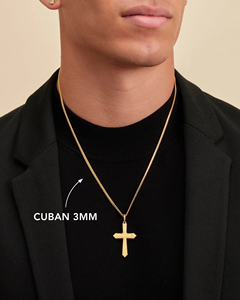Collar con Colgante de Cruz de Cruzada en Acero Inoxidable Chapado en Oro de 18K Personalizado, con Acabado Cepillado y Bordes Angulados, Joyería Cristiana - Product Image 3