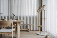 Arbre à chat architectural sur mesure YOUME en chêne massif avec marches texturées, Kratzbaum pour marques de luxe pour animaux de compagnie