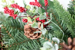 Adornos Navideños Personalizados, Corona Verde con Bayas Rojas, Decoración para el Hogar, Corona Navideña de Plástico - Product Image 6