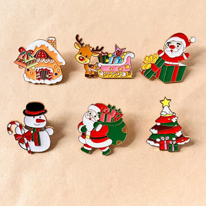 เข็มกลัดโลหะเคลือบลายพิมพ์ตัวอักษรแบบเฟียร์รี่สไตล์การ์ตูนคริสต์มาส น่ารัก ลายซานตาคลอสและกวางเรนเดียร์ - Product Image 1