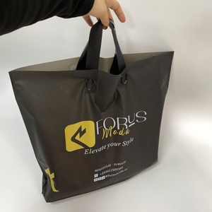 Bolsa de compras de plástico poliéster negro mate al por mayor, bolsa de compras con asa suave y logotipo personalizado impreso para tienda de ropa - Product Image 4