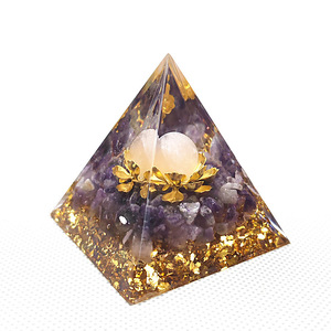 Pyramide en résine époxy cristalline, décoration artisanale miniature pour la maison, avec améthyste et feuille d'or, motif lotus - Product Image 4