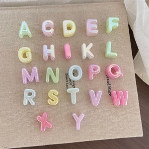 Nuevos Accesorios de Colgante Hechos a Mano Personalizables con Iniciales en Inglés de 8 Colores Acrílicos, 26 Letras, Orificio de 5.8mm, 2026 - Product Image 1