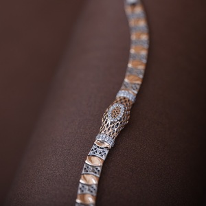 สร้อยข้อมือแบบโซ่ยูนิเซ็กซ์ทันสมัย ผลิตจากเงินแท้ ชุบโรเดียมด้วยเทคนิค SATVA SILVER - Product Image 3