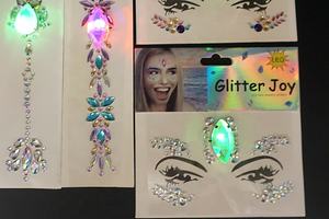 Échantillon gratuit de pierres précieuses pour le visage autocollants LED Bindi bijoux de visage brillent dans le noir gemmes de cheveux <span class=keywords><strong>blinger</strong></span> en strass - Product Image 3