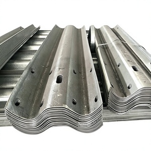 Barrière de protection autoroutière galvanisée anti-corrosion à trois vagues en acier Q345, poteau en U, approvisionnement direct usine, homologuée H2W3 - Product Image 1
