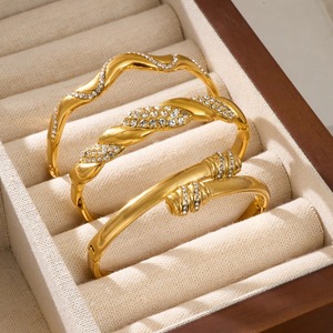 Bracelet Iced Out Wave en acier inoxydable plaqué or 18 carats avec zircon, super brillant, style vintage, bijoux de luxe pour femmes - Product Image 1