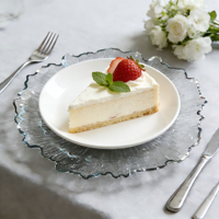 Assiette de présentation durable, transparente, texturée rayonnante effet soleil, style moderne classique, avec bordure dorée ondulée festonnée, pour mariage, banquet, fête, table