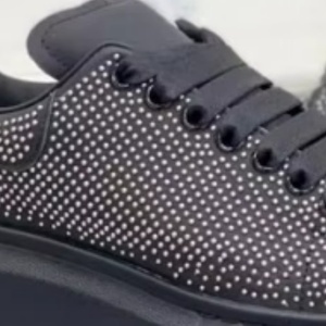 Zapatos de skate casuales de alta calidad al por mayor, con piedras preciosas y suelas gruesas de lujo para caminar. - Product Image 2