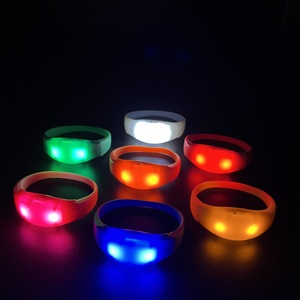 RICHSHINING <span class=keywords><strong>DMX</strong></span> uzaktan kumandalı LED bilezik konser parti için özel Logo ses aktif silikon bileklik için bts olaylar - Product Image 6