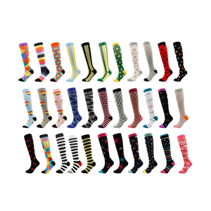 Dropshipping para <span class=keywords><strong>Amazon</strong></span> Calcetines <span class=keywords><strong>de</strong></span> compresión deportivos Calcetines largos elásticos colocados en el cuerpo con calcetines directos <span class=keywords><strong>de</strong></span> fábrica <span class=keywords><strong>de</strong></span> alta tripulación - Product Image 1