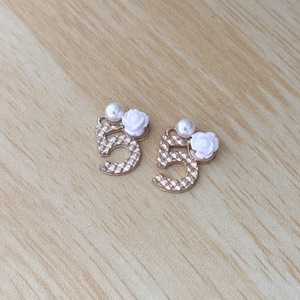 Noble Fashion kreatif elegan bunga mutiara Nomor 5 jimat logam campuran kerajinan tangan Diy aksesoris sampah Telepon Kasus dekorasi Laptop - Product Image 6