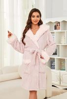 Peignoir court en polaire doux et chaud pour femme, à motif léopard, avec capuche et col châle, style spa luxueux et mignon, idéal comme vêtement de nuit.