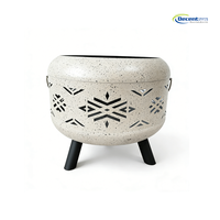 Brasero en fer robuste à effet pierre ronde avec découpe géométrique et pieds trépieds pour terrasse extérieure, jardin et camping