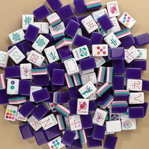 Juego de Mahjong Americano con Diseños del Zodiaco Chino, Fichas Acrílicas Coloridas, Dados Dorados y Estuche de Viaje de Cuero - Product Image 4